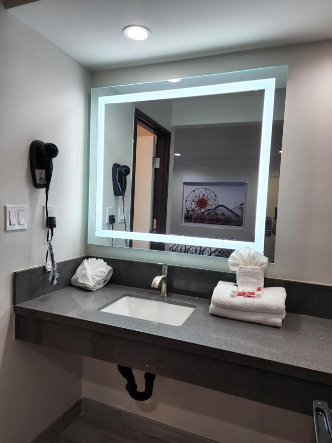 Travelodge Inn & Suites By Wyndham Fullerton Bagian luar foto