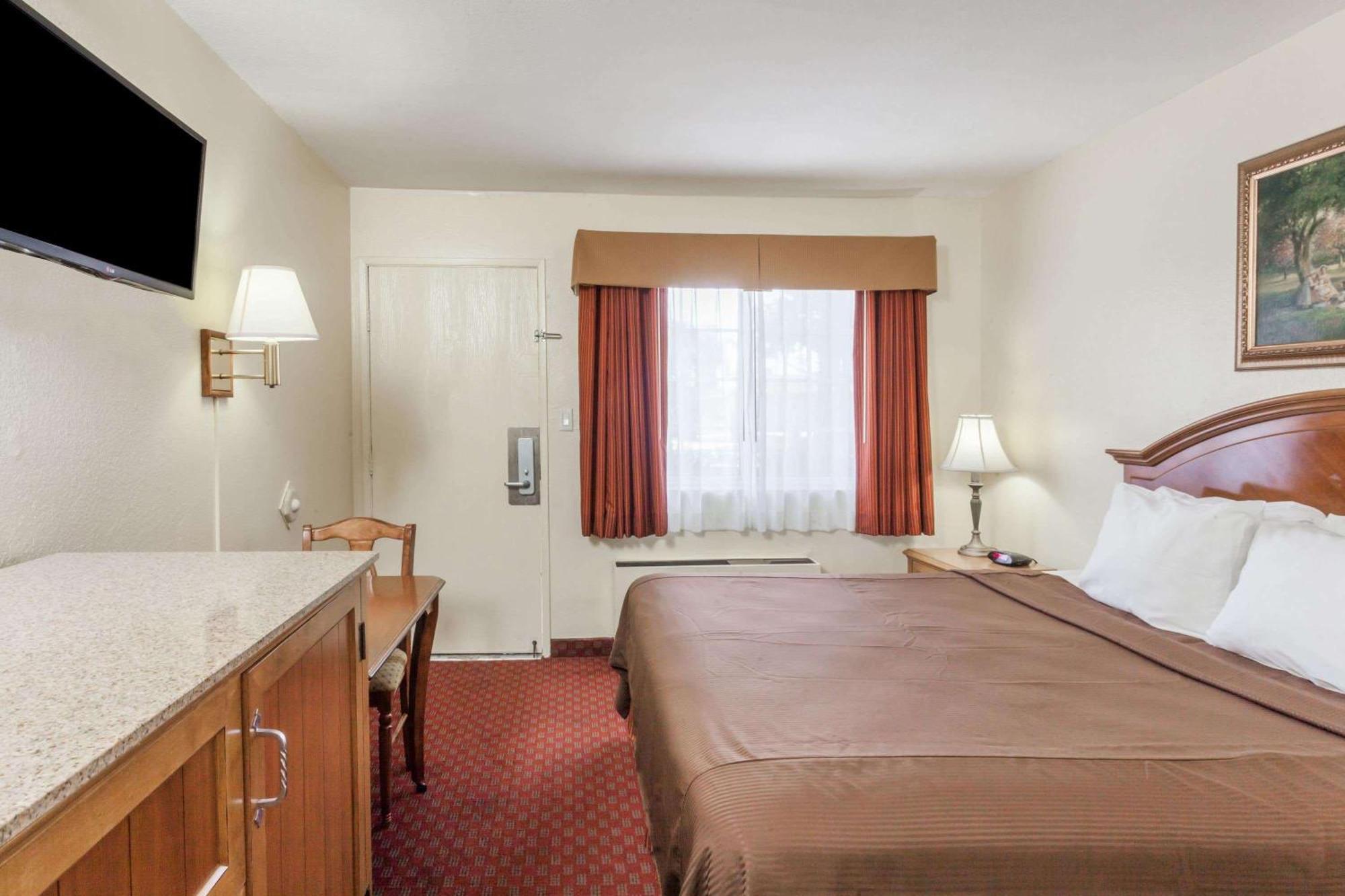 Travelodge Inn & Suites By Wyndham Fullerton Bagian luar foto