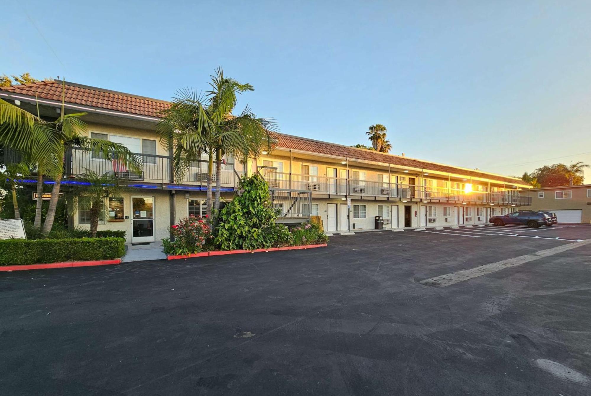 Travelodge Inn & Suites By Wyndham Fullerton Bagian luar foto