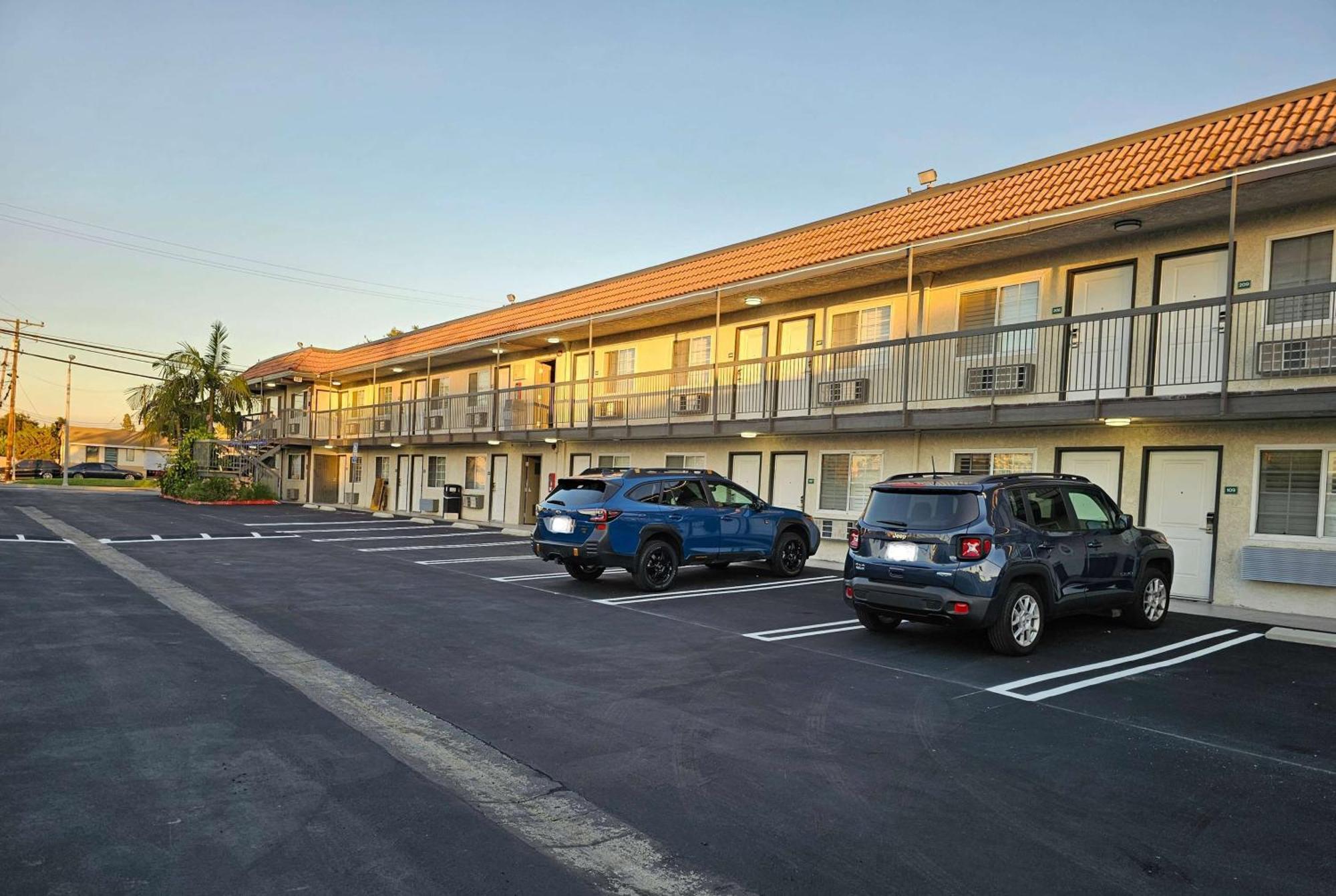Travelodge Inn & Suites By Wyndham Fullerton Bagian luar foto